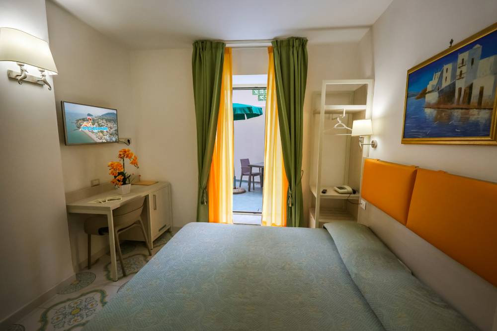 hotel-rivamare-ischia-room-basic